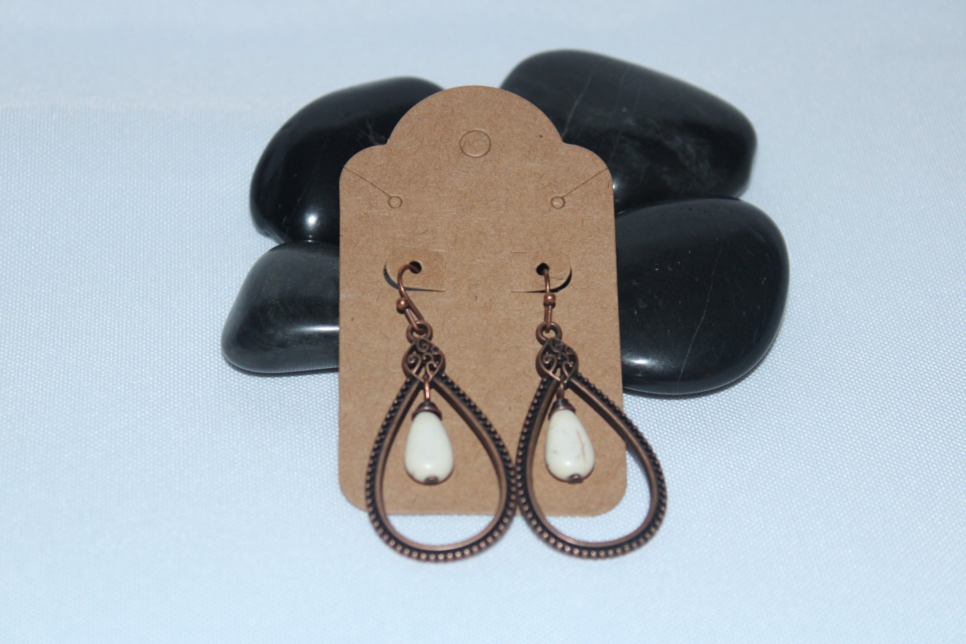 Dangling oval shaped earrings