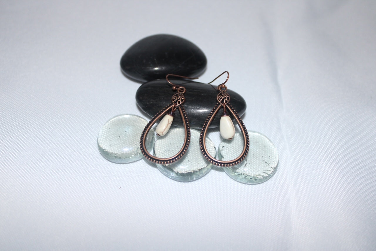 Dangling oval shaped earrings