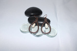 Dangling oval shaped earrings